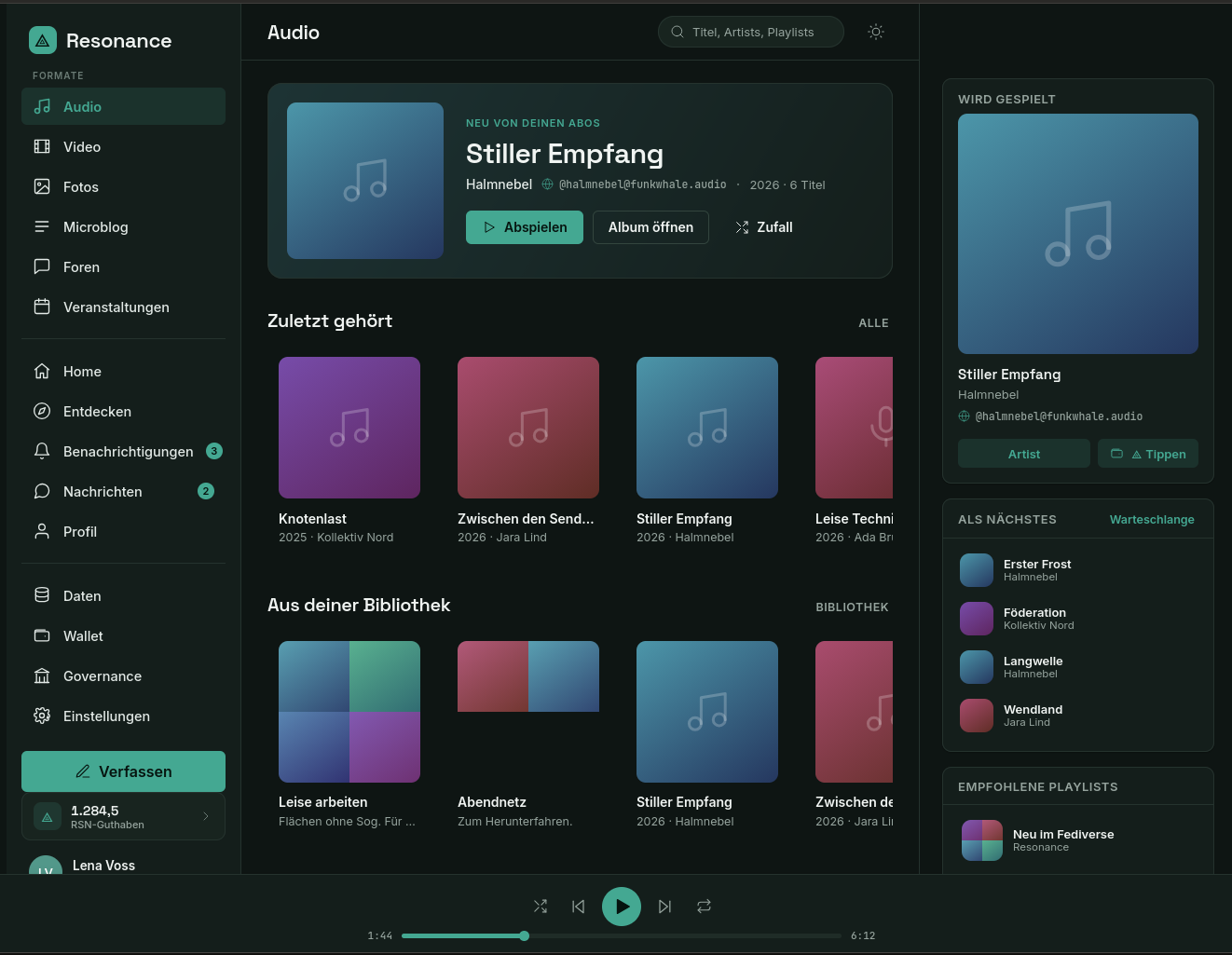 Audio-Startseite mit Bibliothek, Warteschlange und durchgehender Player-Leiste.